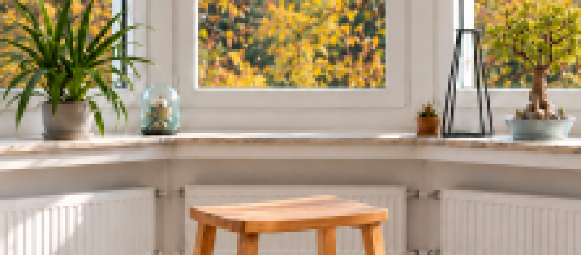 261028 Holzhocker im Erkerzimmer sehr klein